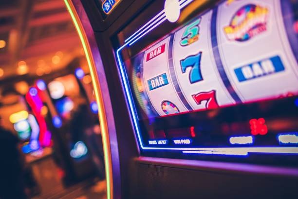 Players chatting at dafatoto slot table